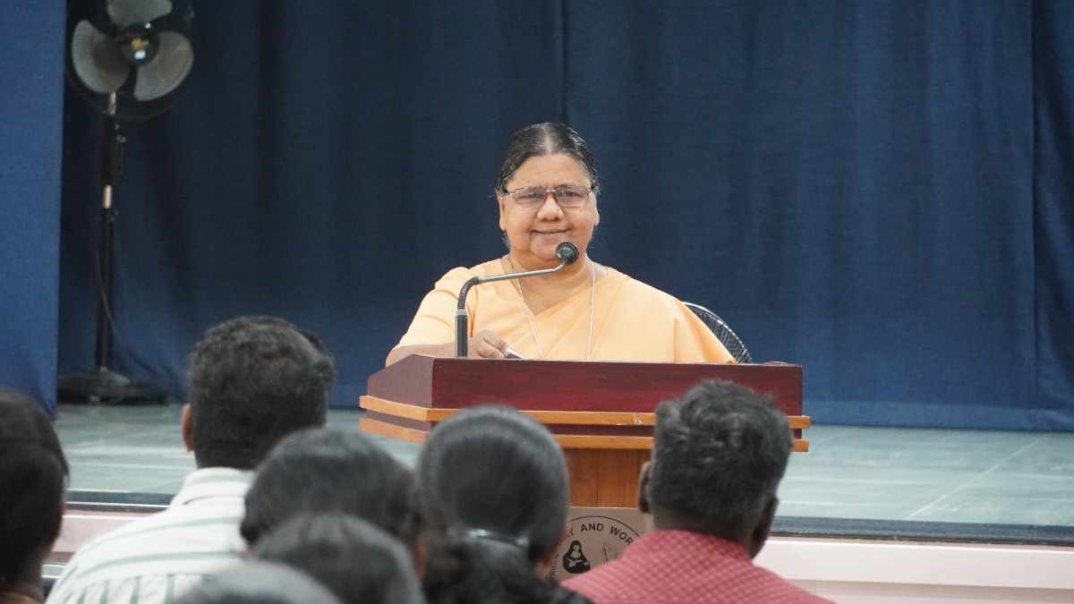 Correspondent Addresses Staff Meeting Ahead of the Academic Session